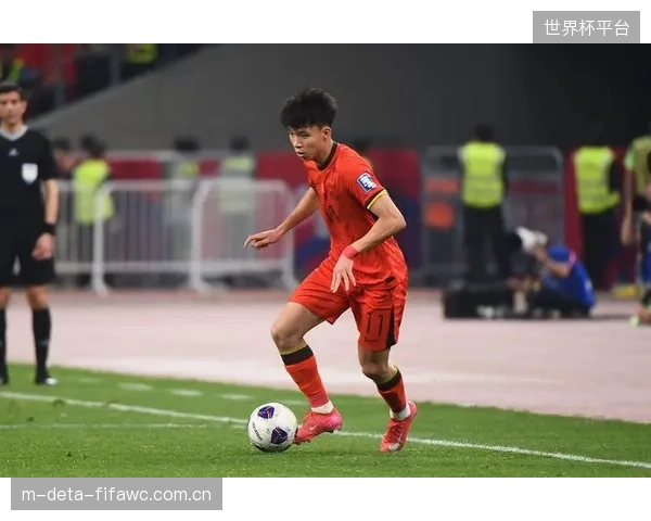 小将王钰栋成为浙江队进攻端惊喜，其无球跑动能力威胁对手防线。